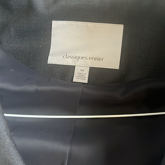 Ladies suit - Picture 2 of 4